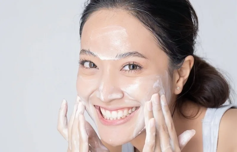 dap mat na xong co can rua mat khong giai dap tu chuyen gia da lieu
