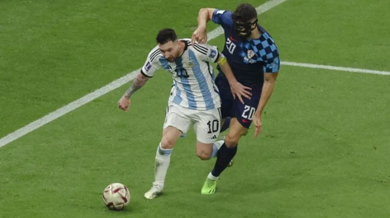 Trọng tâm thấp giúp Messi đổi hướng nhanh, giữ bóng chắc và khiến hậu vệ rất khó bắt bài.