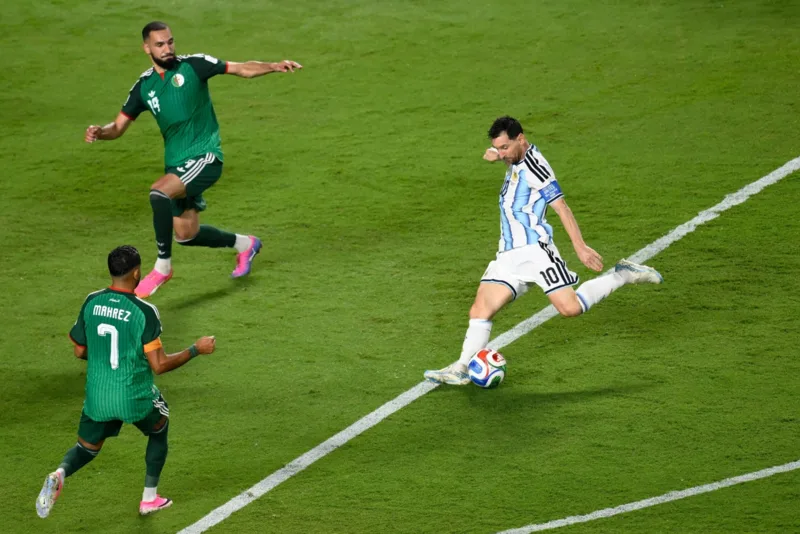 Messi luôn biết thời điểm nên rê bóng, chuyền bóng hay tung cú dứt điểm quyết định.