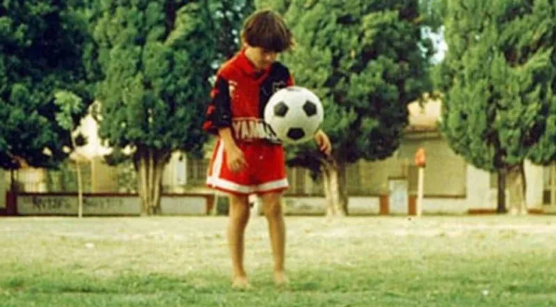 Messi từng gặp vấn đề thể chất khi nhỏ, nhưng sự đầu tư đúng hướng giúp anh phát triển thành thiên tài bóng đá.