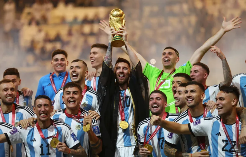 Messi không có vóc dáng khổng lồ, nhưng thành tựu của anh lại thuộc nhóm vĩ đại nhất bóng đá thế giới.