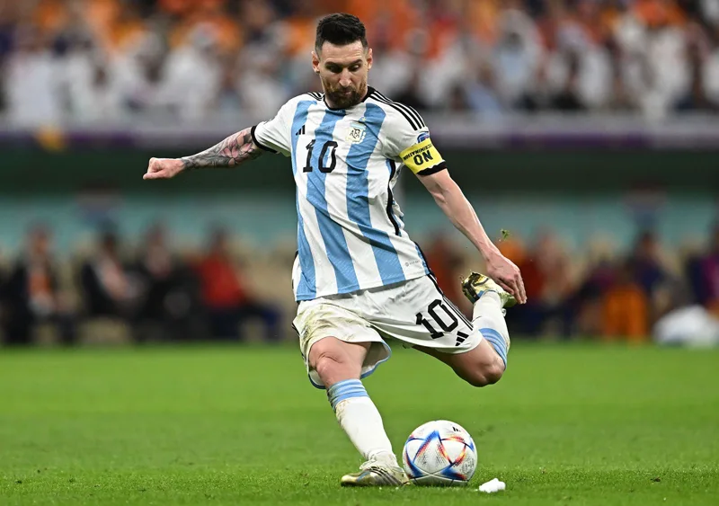 Messi cao khoảng 1,70 m, thấp hơn nhiều siêu sao hiện đại nhưng vẫn thống trị bóng đá thế giới.